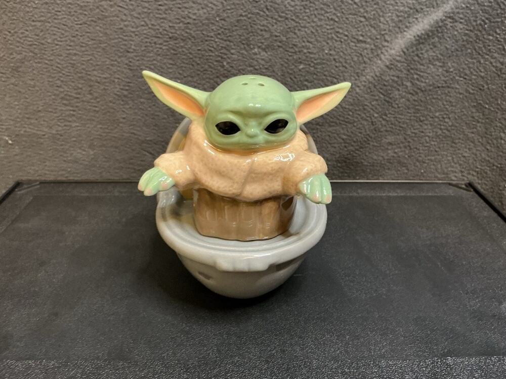 Star Wars Mandalorian Grogu The Child Salt & Pepper Shakers Baby Yoda Disney NIB